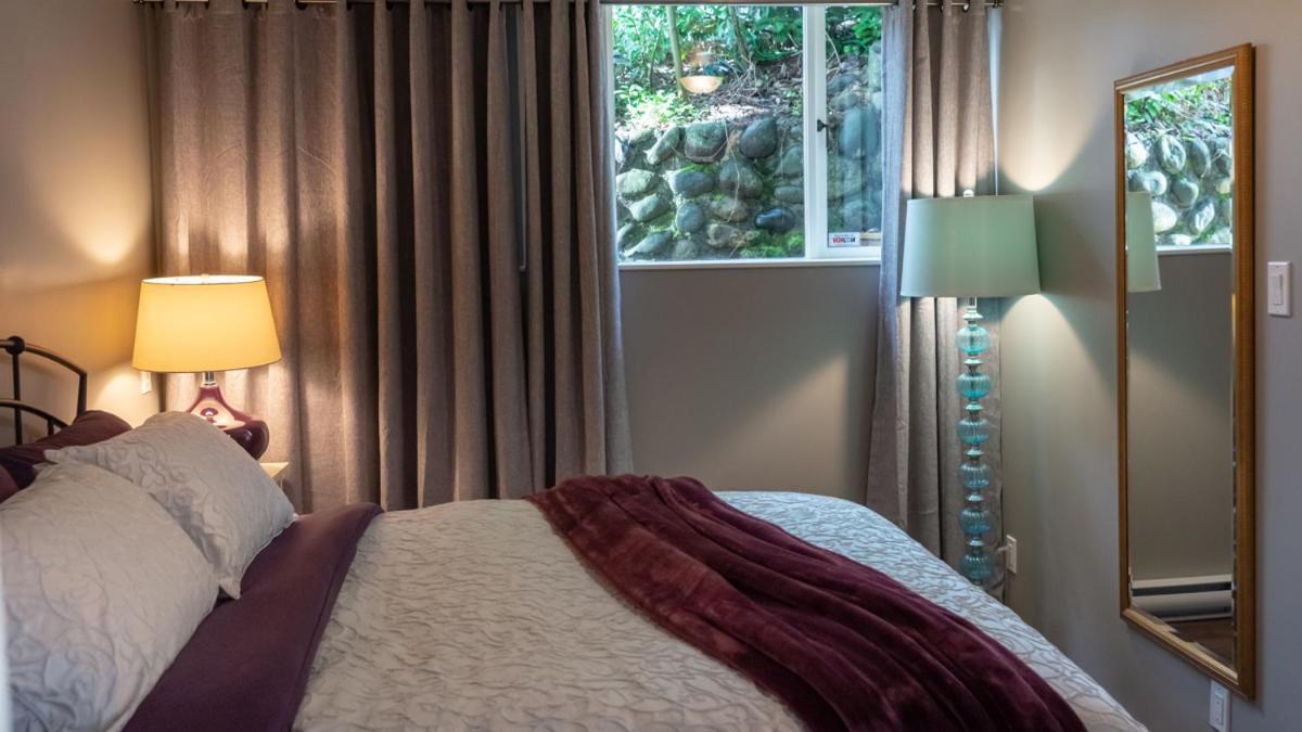 The Secret Garden Treehouse Apartment North Vancouver Exterior photo